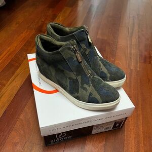 Blondo Camo Wedge Sneaker Size 8